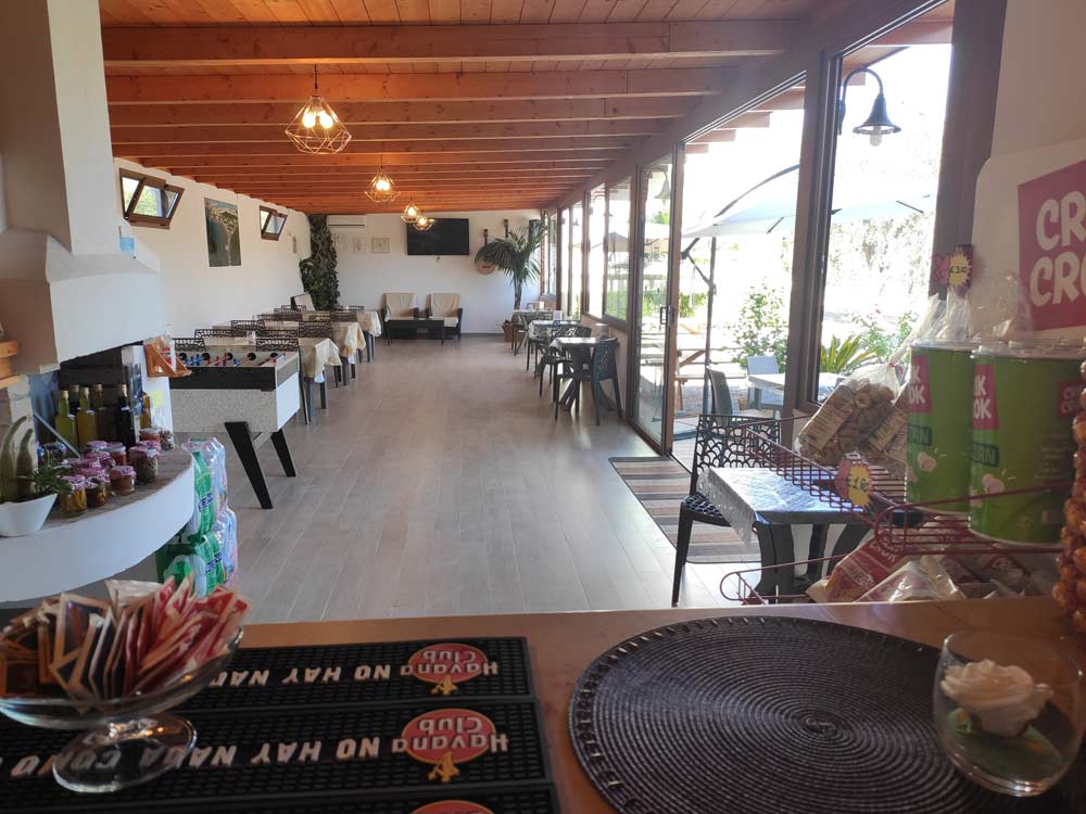 Bar con sala interna e in pi tavoli esterni