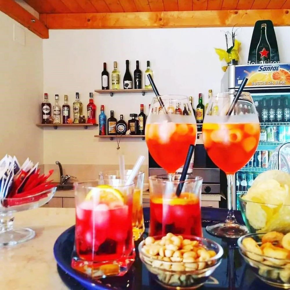 Aperitivo fresco gustato in piscina