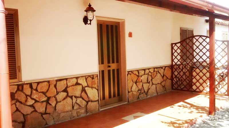 Monolocale 2 posti. Veranda appartamento N2 fronte piscina