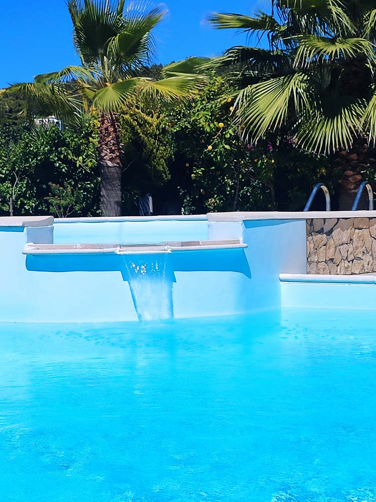 Piscina con effetto cascata per un dolce massaggio
